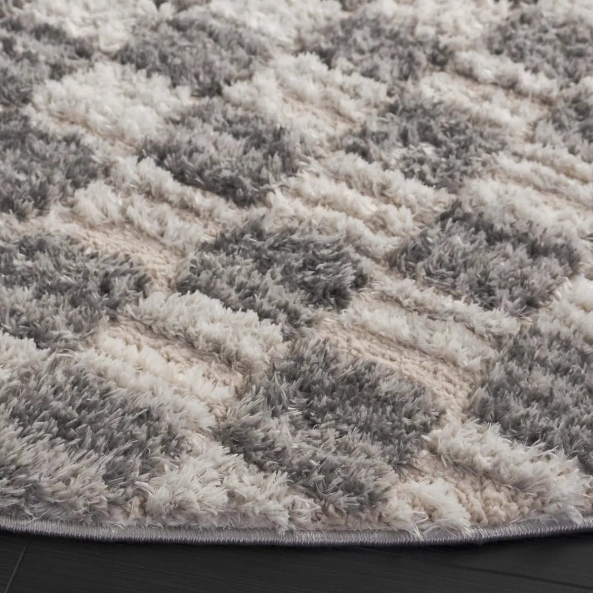 Safavieh Seattle Shag 900 6'-7" x 6'-7" Rug in Ivory / Grey