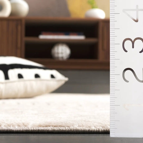 Safavieh Selena 5'-3" x 7'-6" Rug in Beige