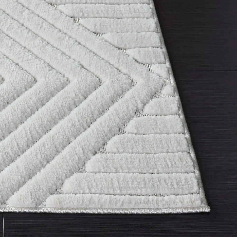 Safavieh Selena 5'-3" x 7'-6" Rug in Ivory