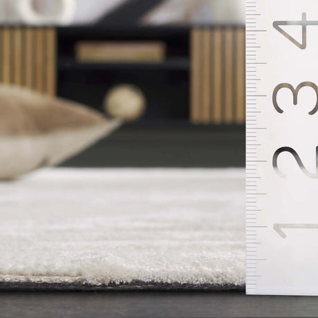 Safavieh Soho 4'-0" x 6'-0" Rug in Ivory