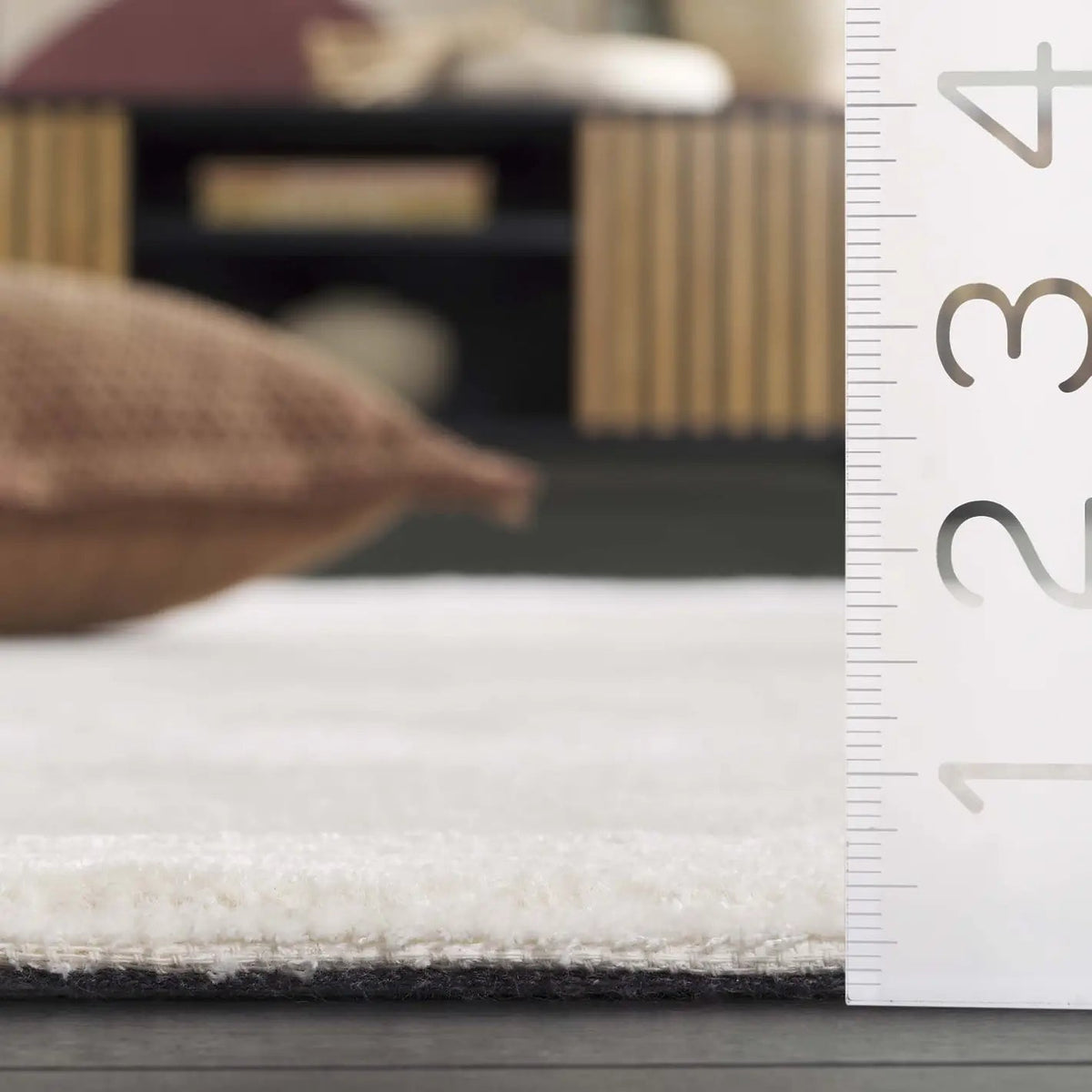 Safavieh Soho 4'-0" x 6'-0" Rug in Ivory