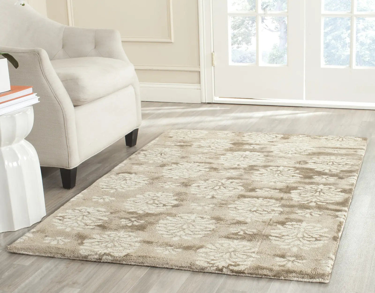 Safavieh Soho 3'-6" x 5'-6" Rug in Beige / Ivory