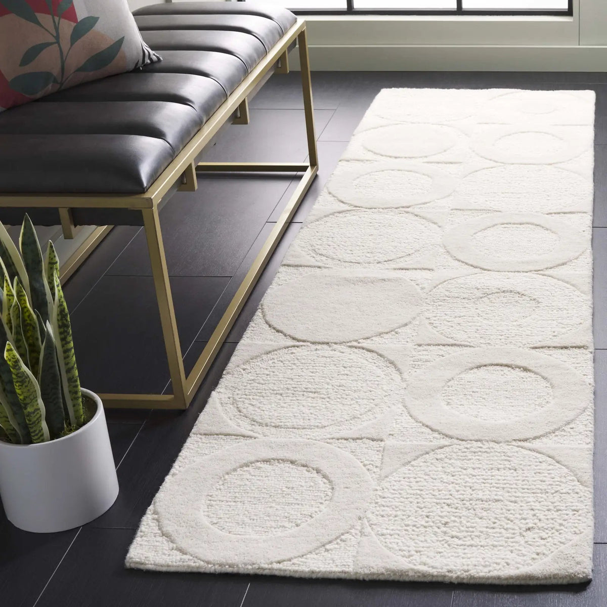 Safavieh Soho 2'-3" x 8'-0" Rug in Beige / Ivory
