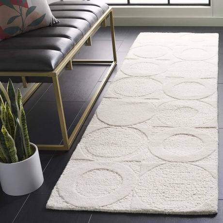 Safavieh Soho 2'-3" x 8'-0" Rug in Beige / Ivory