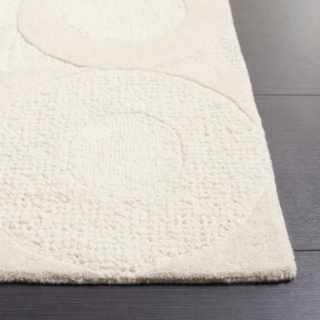 Safavieh Soho 4'-0" x 6'-0" Rug in Beige / Ivory