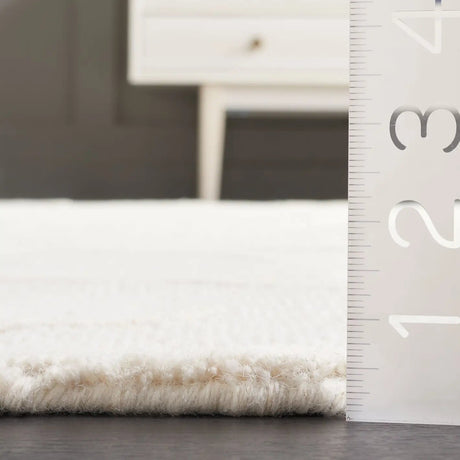 Safavieh Soho 4'-0" x 6'-0" Rug in Beige / Ivory
