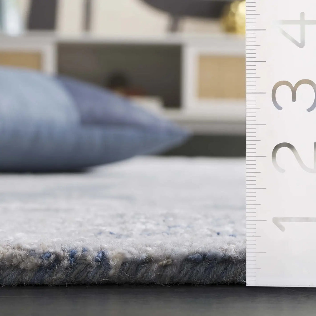 Safavieh Soho 4'-0" x 6'-0" Rug in Blue / Ivory