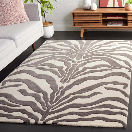 Safavieh Soho 4'-0" x 6'-0" Rug in Ivory / Grey