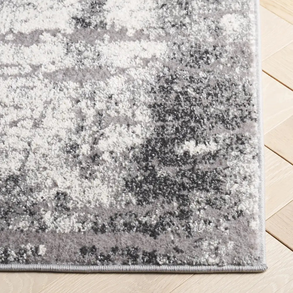 Safavieh Spirit 100 5'-3" x 7'-6" Rug in Ivory / Grey