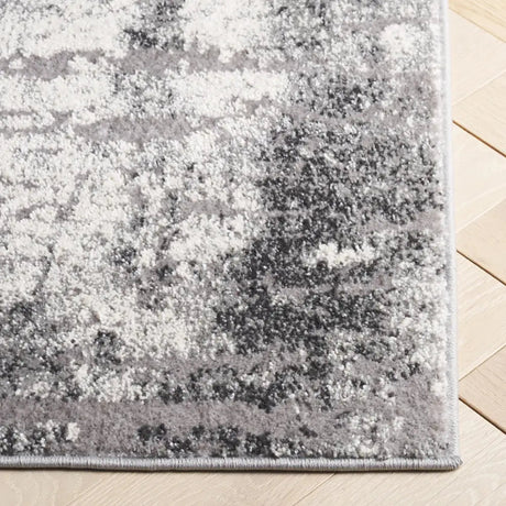 Safavieh Spirit 100 5'-3" x 7'-6" Rug in Ivory / Grey
