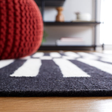 Safavieh Striped Kilim Stk805Z Black/Ivory Rug.