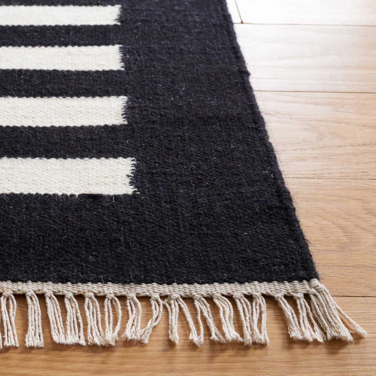 Safavieh Striped Kilim Stk806Z Ivory/Black Rug.