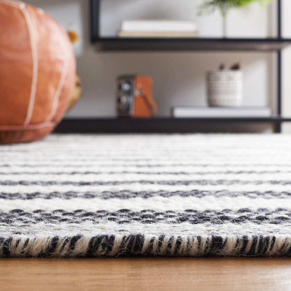 Safavieh Striped Kilim Stk807Z Black/Ivory Rug.