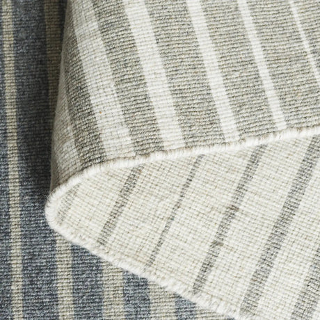 Safavieh Striped Kilim 4'-0" x 6'-0" Rug in Grey / Ivory