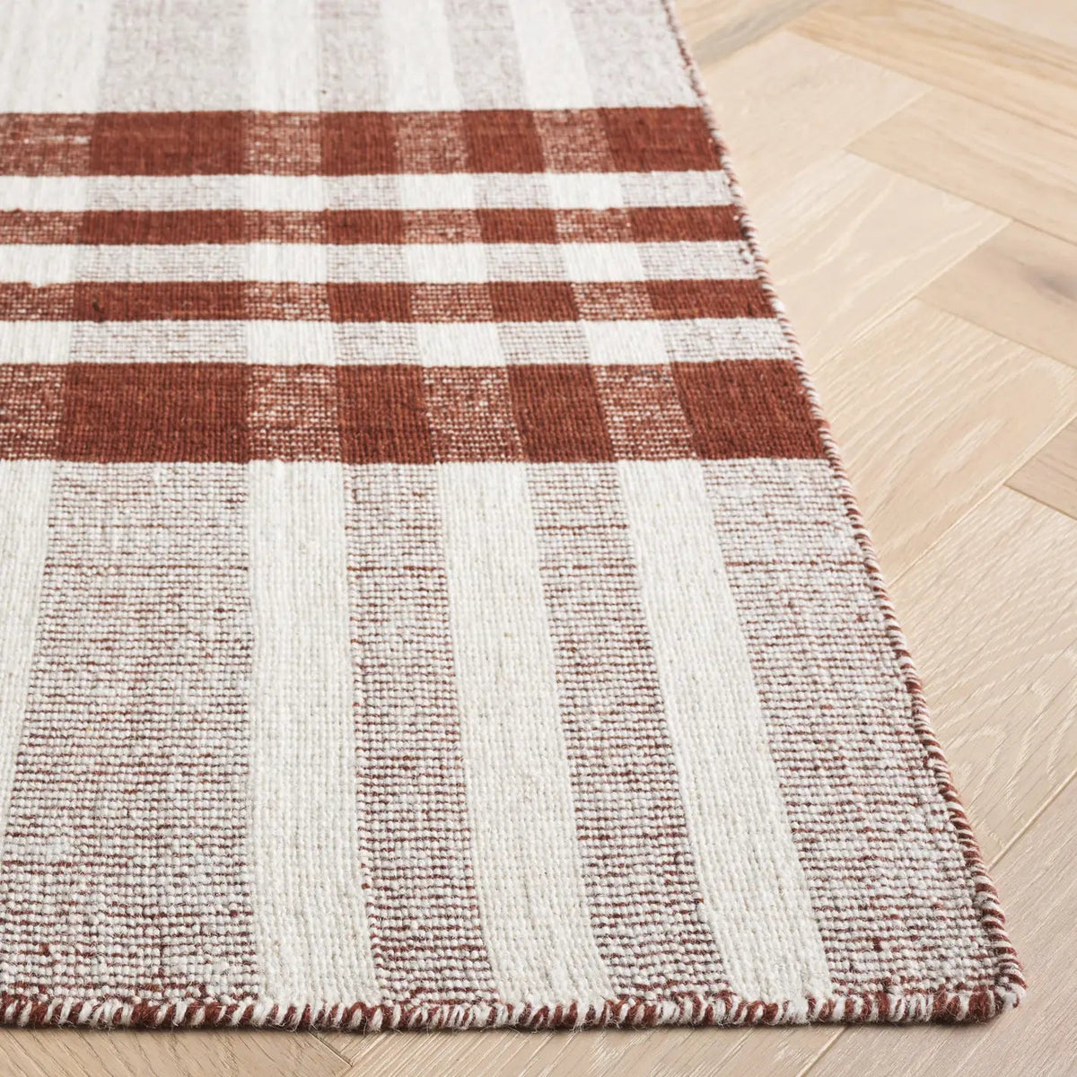 Safavieh Striped Kilim 4'-0" x 6'-0" Rug in Rust / Ivory
