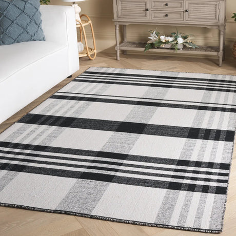Safavieh Striped Kilim 4'-0" x 6'-0" Rug in Black / Light Blush