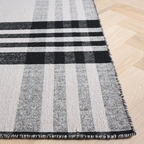 Safavieh Striped Kilim 4'-0" x 6'-0" Rug in Black / Light Blush