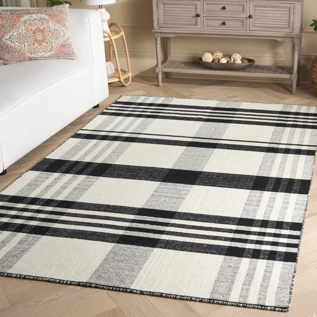 Safavieh Striped Kilim 4'-0" x 6'-0" Rug in Black / Ivory