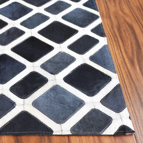 Safavieh Studio Leather 4'-0" x 6'-0" Rug in Black / Ivory