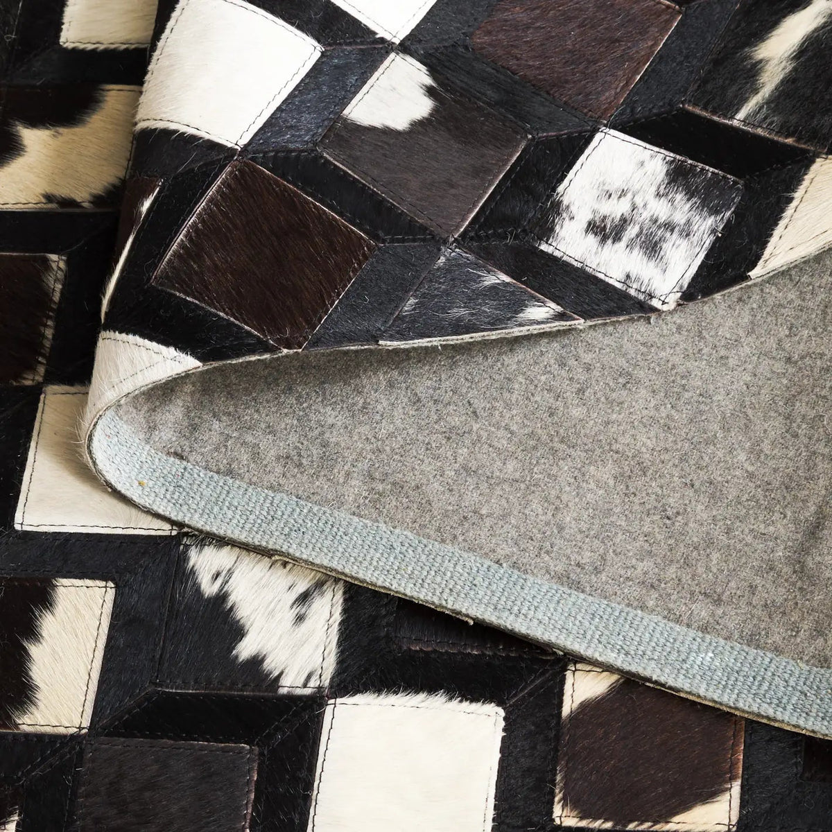 Safavieh Studio Leather 4'-0" x 6'-0" Rug in Black / Ivory