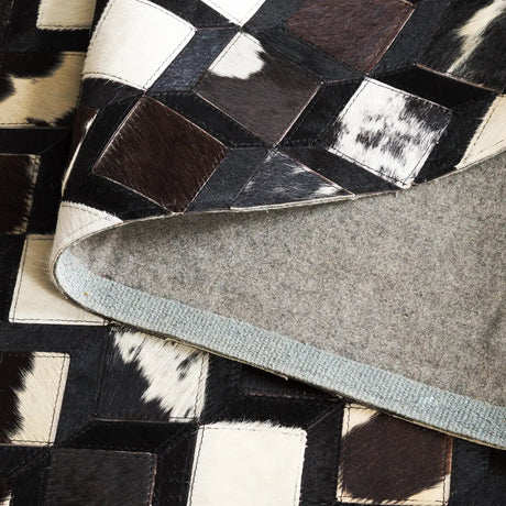Safavieh Studio Leather 4'-0" x 6'-0" Rug in Black / Ivory