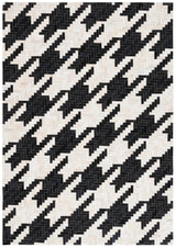 Safavieh Studio Leather 4'-0" x 6'-0" Rug in Ivory / Black