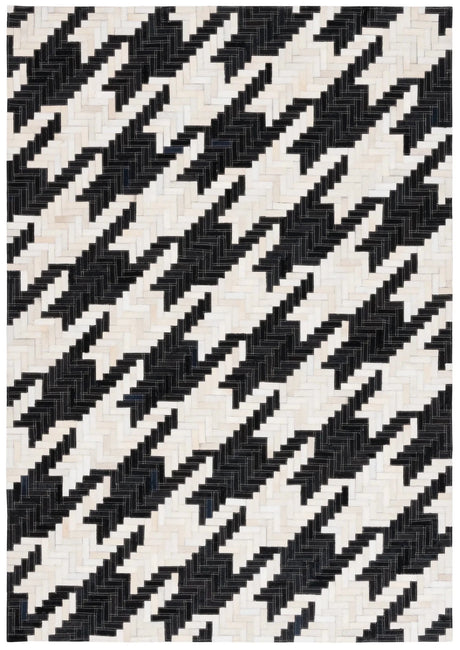 Safavieh Studio Leather 4'-0" x 6'-0" Rug in Ivory / Black