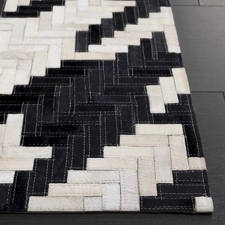 Safavieh Studio Leather 4'-0" x 6'-0" Rug in Ivory / Black