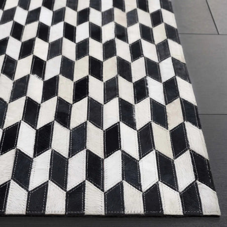 Safavieh Studio Leather 4'-0" x 6'-0" Rug in Ivory / Black