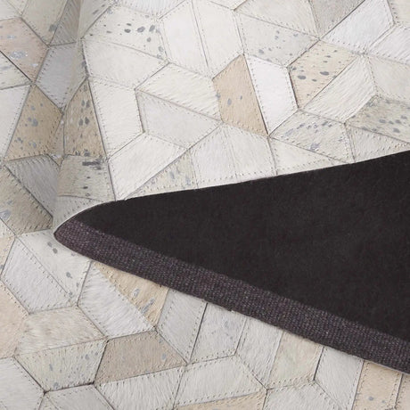 Safavieh Studio Leather 4'-0" x 6'-0" Rug in Ivory / Silver