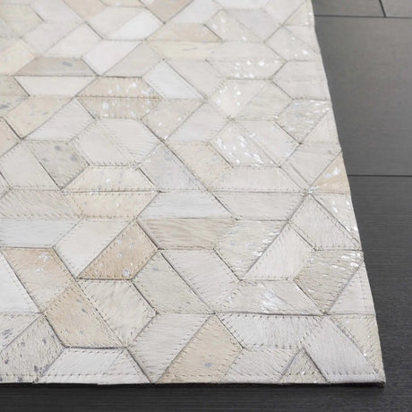 Safavieh Studio Leather 4'-0" x 6'-0" Rug in Ivory / Silver