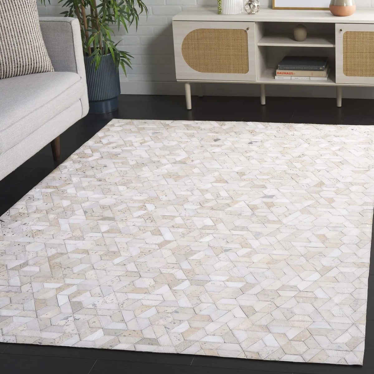 Safavieh Studio Leather 4'-0" x 6'-0" Rug in Ivory / Silver