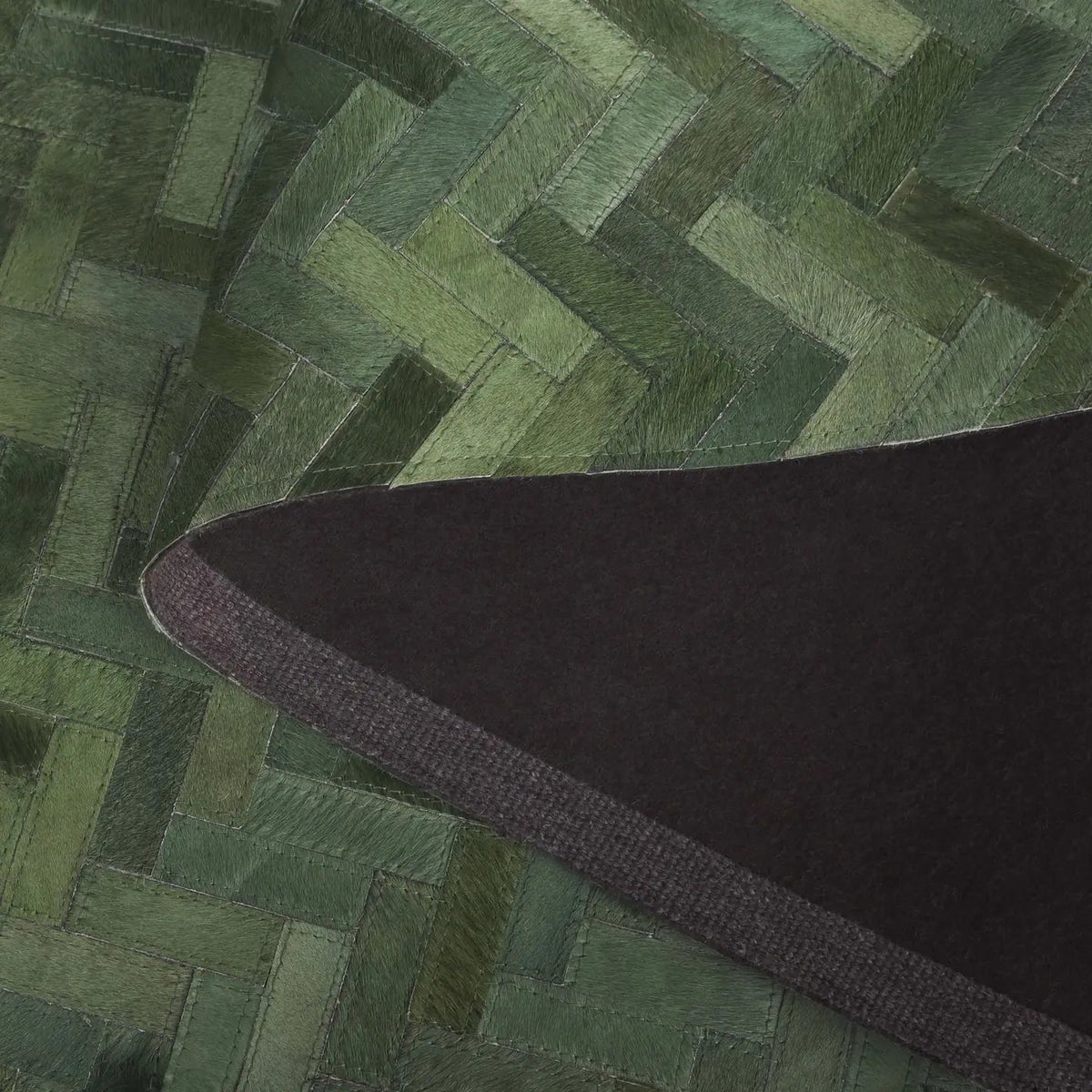 Safavieh Studio Leather 4'-0" x 6'-0" Rug in Green