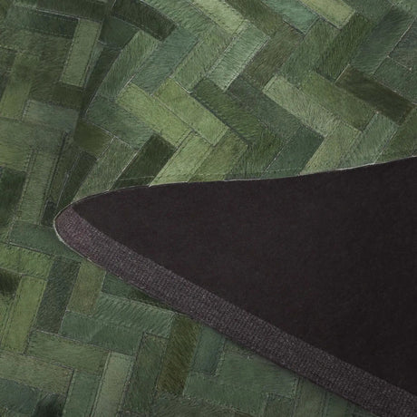 Safavieh Studio Leather 4'-0" x 6'-0" Rug in Green