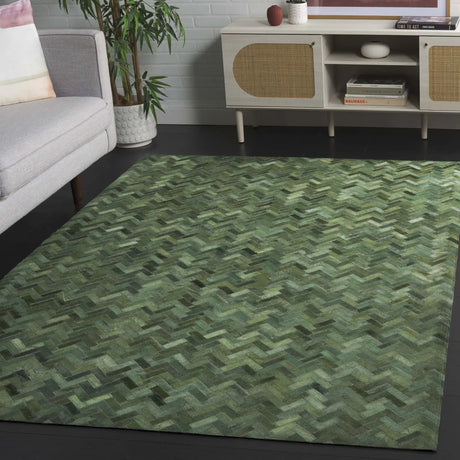 Safavieh Studio Leather 4'-0" x 6'-0" Rug in Green