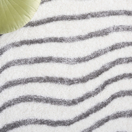 Safavieh Tahoe Shag Tho680F Ivory/Grey Rug.