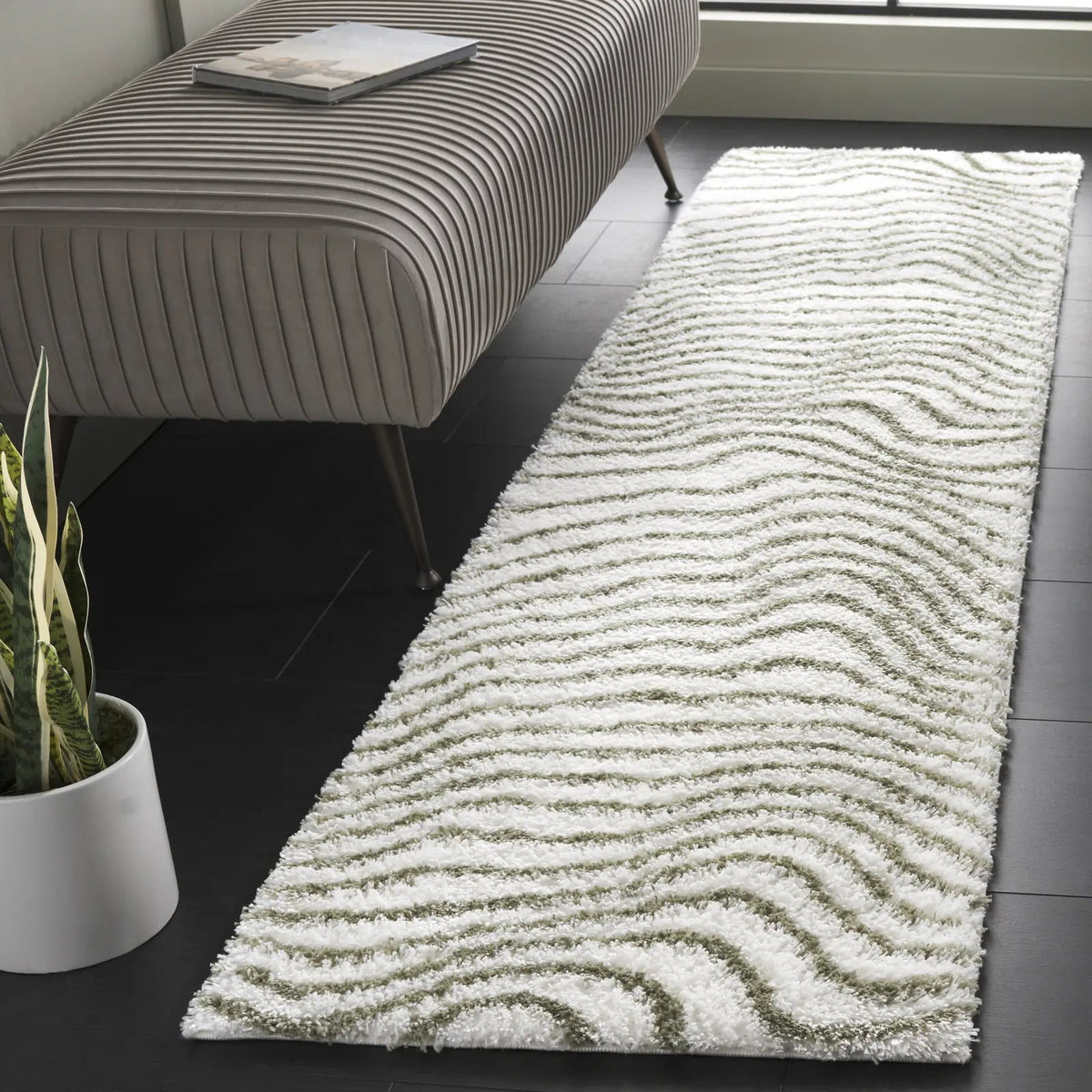 Safavieh Tahoe Shag 2'-0" x 8'-0" Rug in Ivory / Green