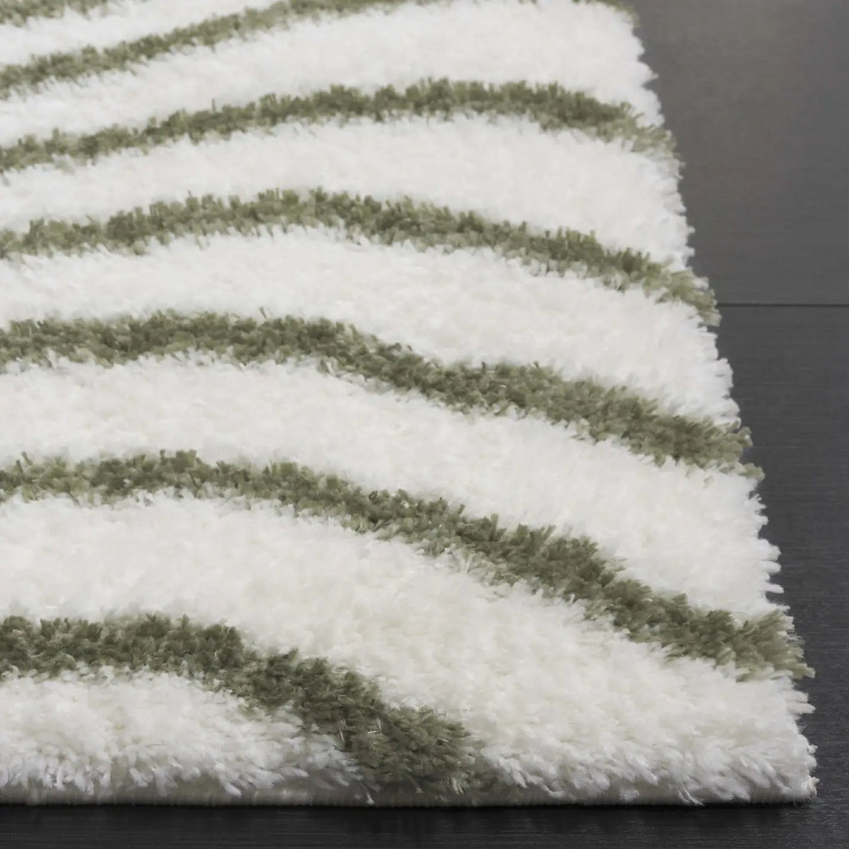 Safavieh Tahoe Shag 4'-0" x 6'-0" Rug in Ivory / Green