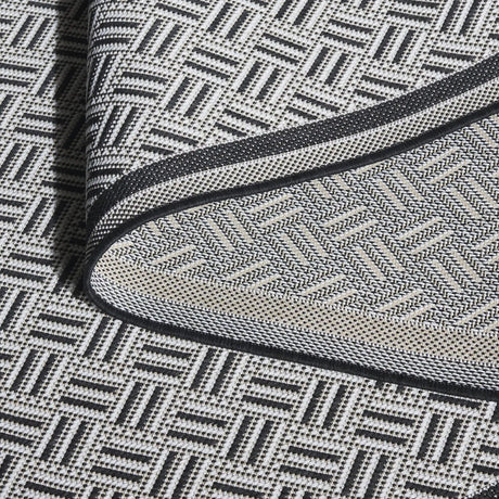Safavieh Terrace 800 4'-0" x 6'-0" Rug in Black / White