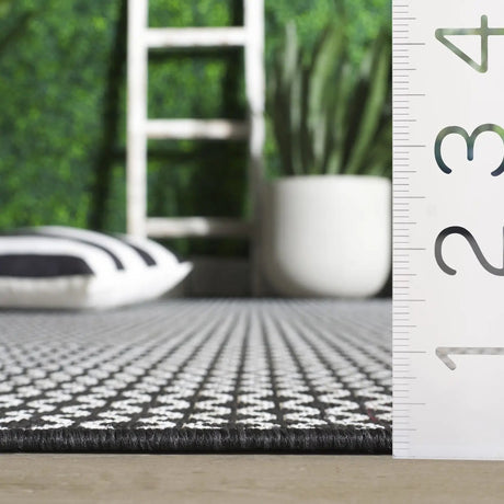 Safavieh Terrace 800 4'-0" x 6'-0" Rug in Black / White