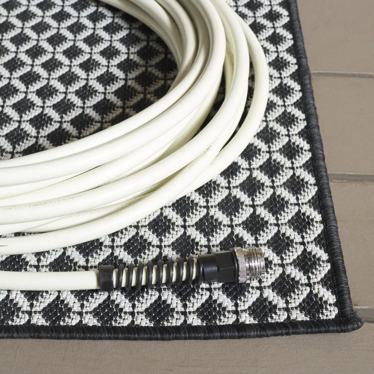 Safavieh Terrace 800 4'-0" x 6'-0" Rug in Black / White