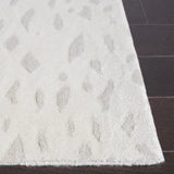 Safavieh Tibetan 4'-0" x 6'-0" Rug in Ivory / Beige