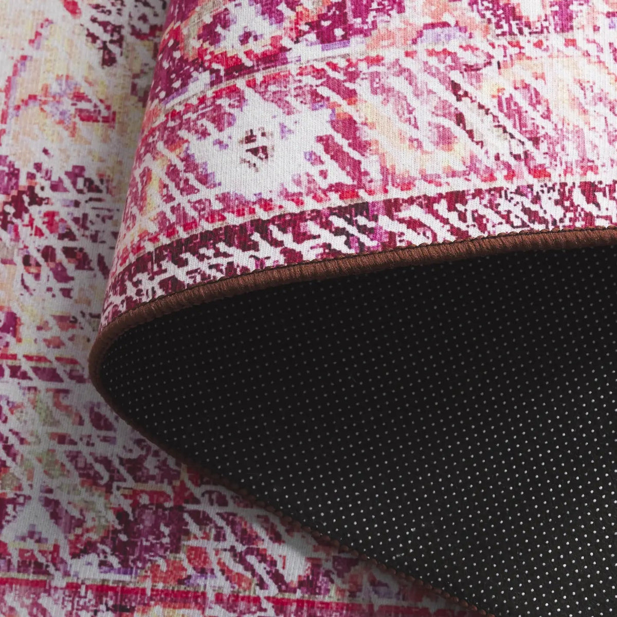 Safavieh Tucson 4'-0" x 6'-0" Rug in Burgundy / Pink