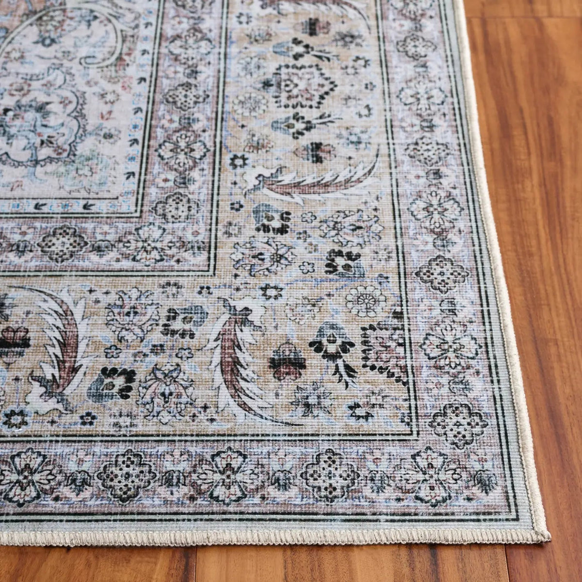 Safavieh Tucson 4'-0" x 6'-0" Rug in Light Green / Beige