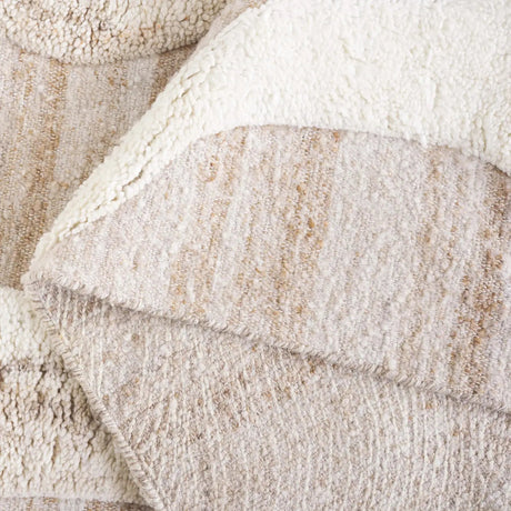 Safavieh Vermont 4'-0" x 6'-0" Rug in Ivory