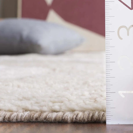 Safavieh Vermont 4'-0" x 6'-0" Rug in Ivory