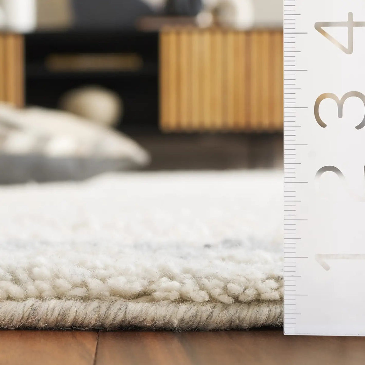 Safavieh Vermont 4'-0" x 6'-0" Rug in Ivory / Grey