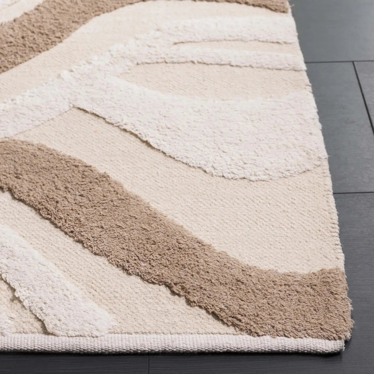 Safavieh Vermont 4'-0" x 6'-0" Rug in Ivory / Beige