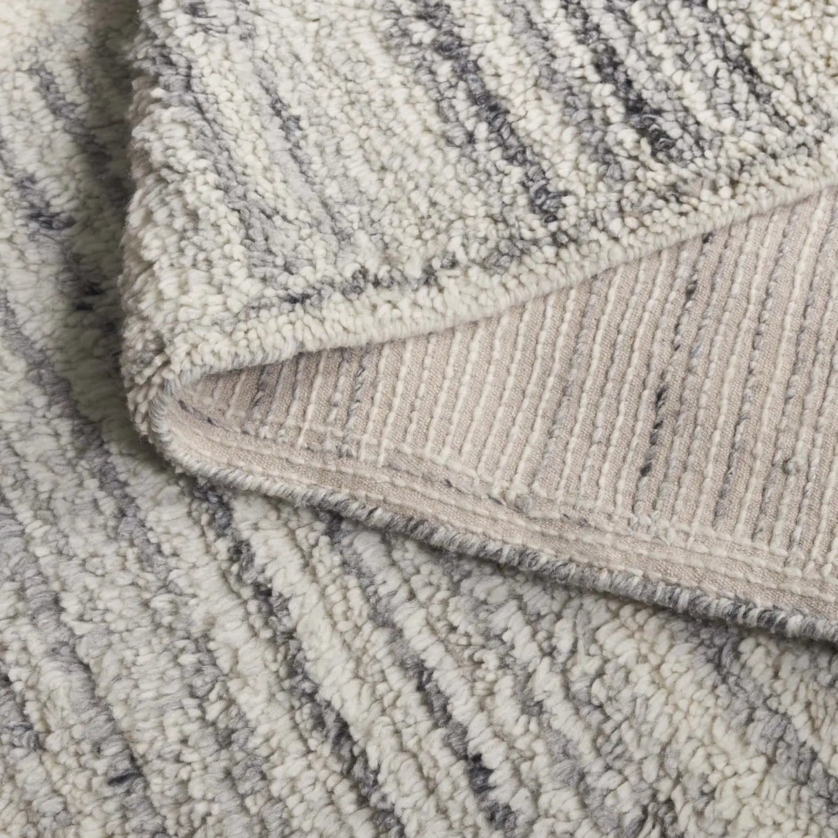 Safavieh Vermont 4'-0" x 6'-0" Rug in Ivory / Grey