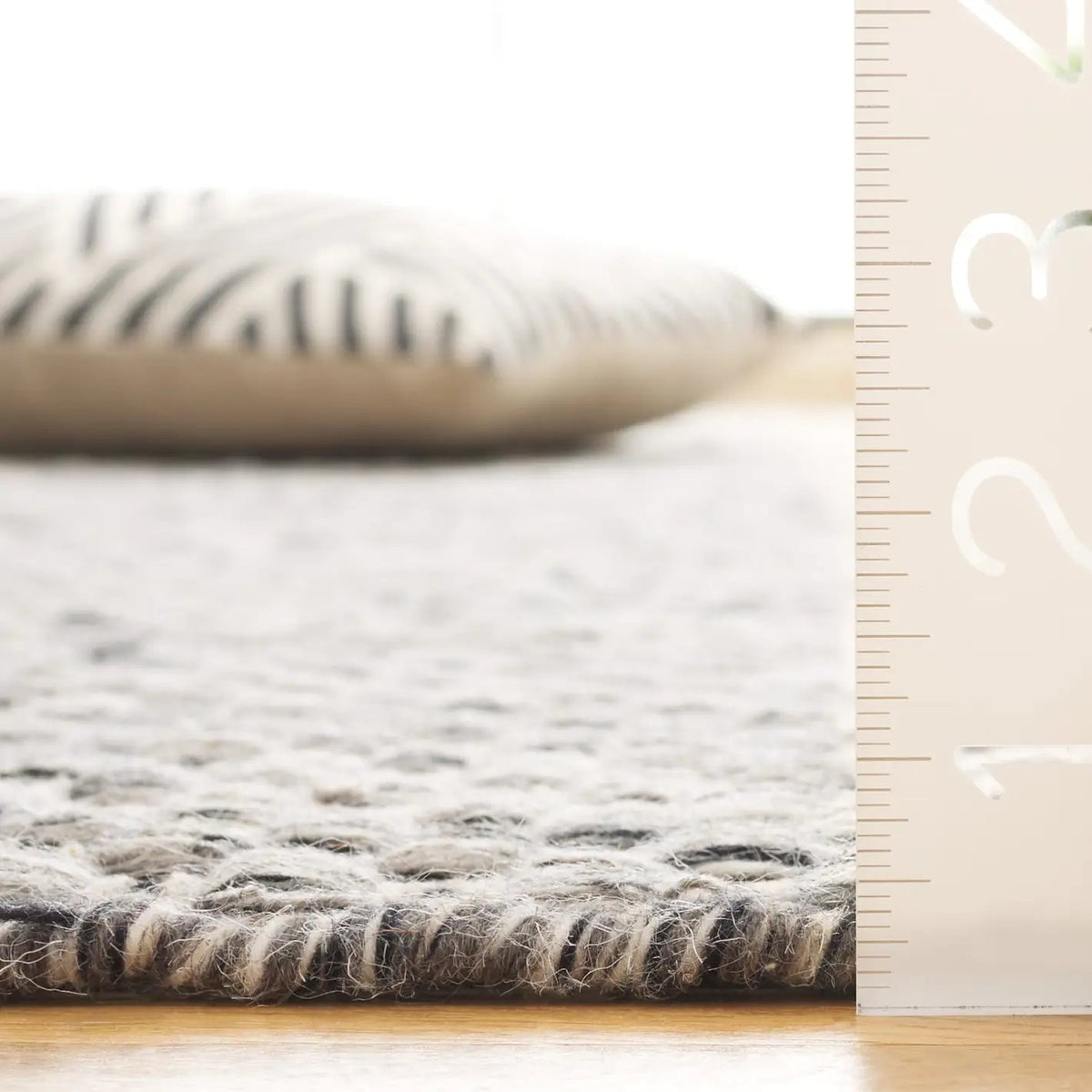 Safavieh Vermont 4'-0" x 6'-0" Rug in Grey